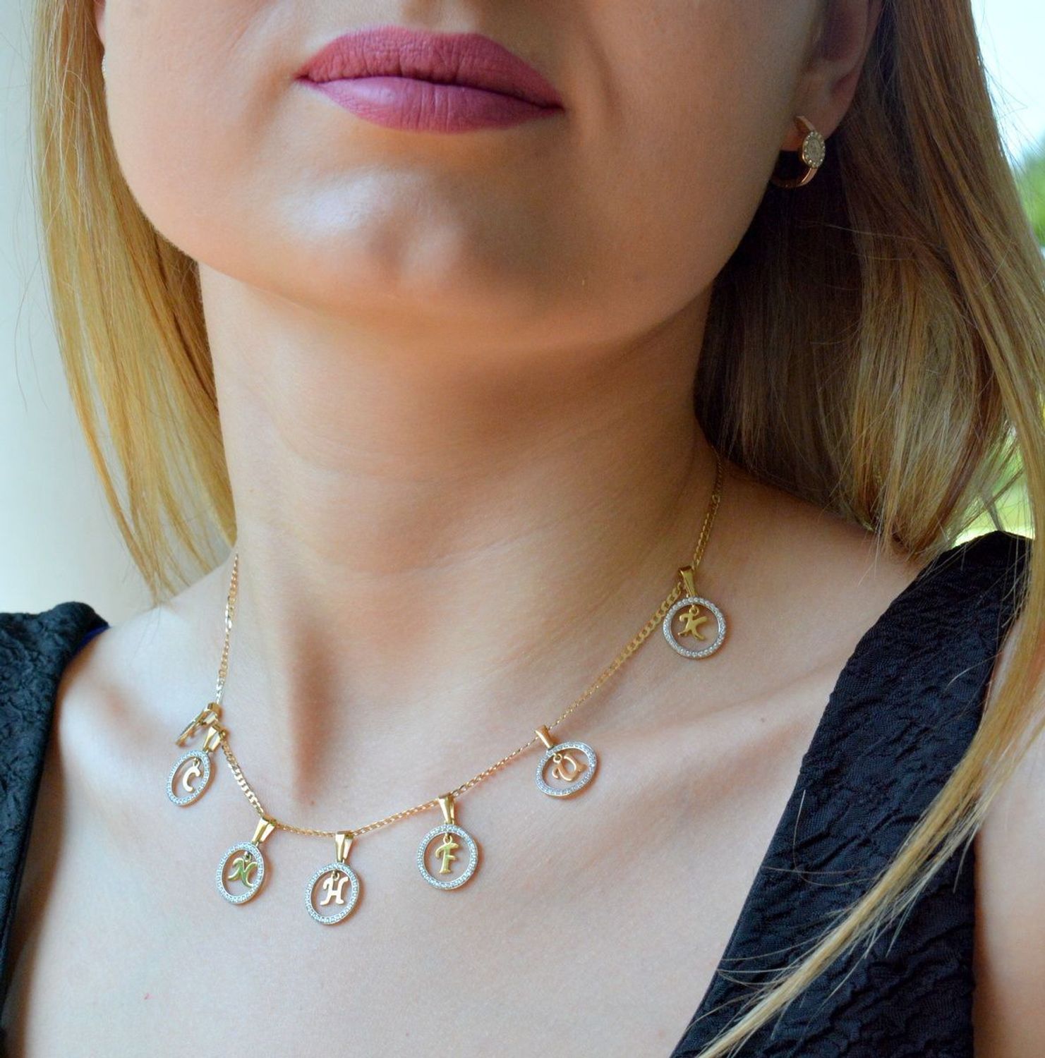 Złota zawieszka 333 literka K w kółeczku ozdobionym cyrkoniami Z-441 K. Piękny, złoty wisiorek o ciekawym wzorze wykonany z żółtego złota próby 333. Personalizowana zawieszka to doskonały pomysł na prezent dla każdej kobiety..jpg